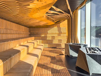 Ruime houten sauna met meerdere zitniveaus, een gevormd plafondontwerp en warm natuurlijk licht.
