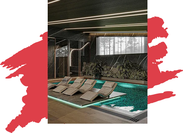 Luxe binnenzwembad met strakke ligstoelen op een marmeren vloer, omringd door groen. Groot raam biedt een schilderachtig uitzicht op het bos, wat een serene ambiance creëert.